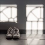 Un par de zapatillas a la entrada de una casa