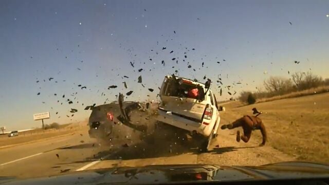 Un policía de Oklahoma es lanzado por los aires tras un fuerte impacto 
