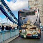 Imagen de Segovia en Londres con un anuncio en uno de sus autobuses turísticos