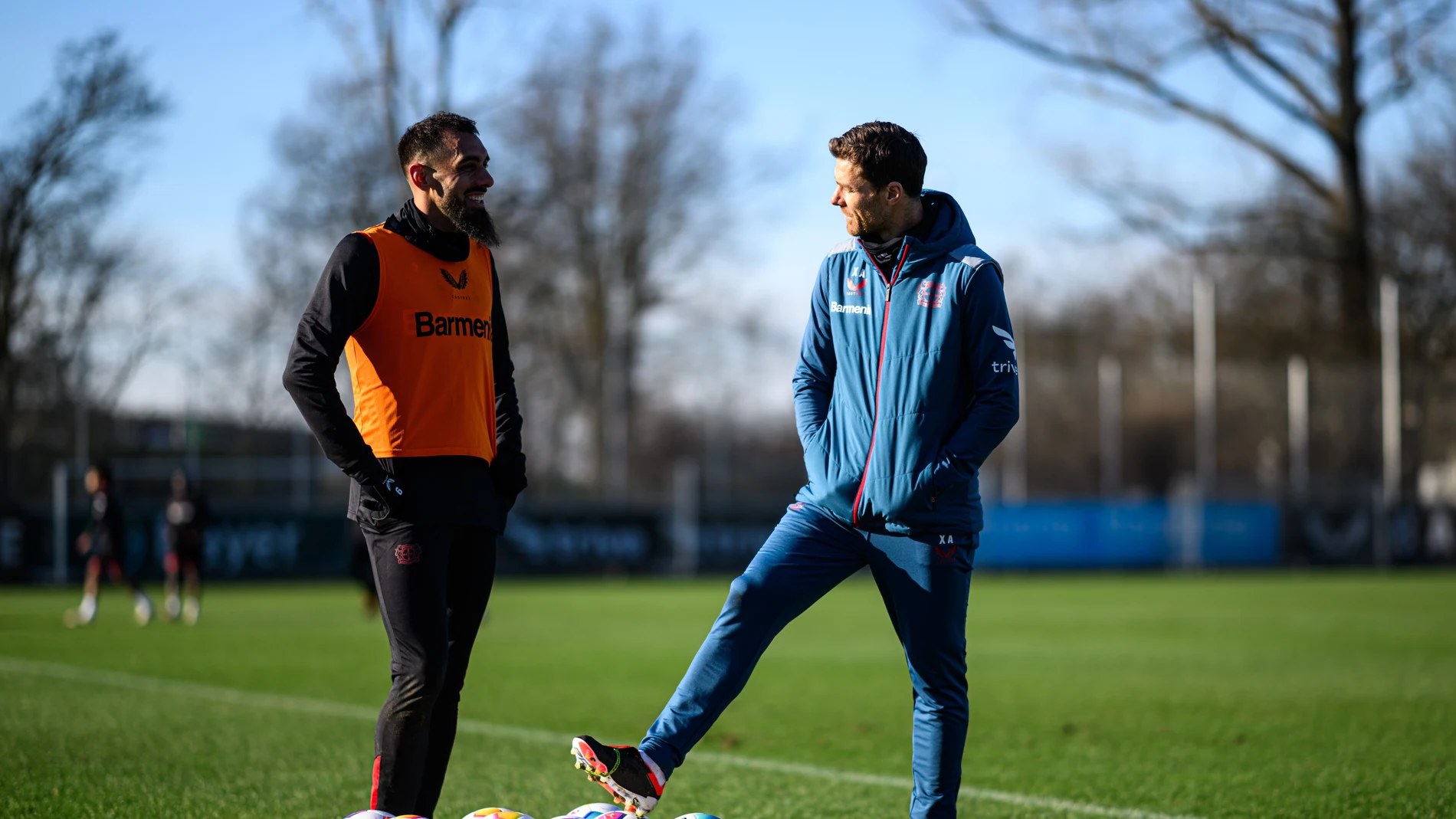 Borja Iglesias habla con Xabi Alonso en el campo de entrenamiento del Bayer