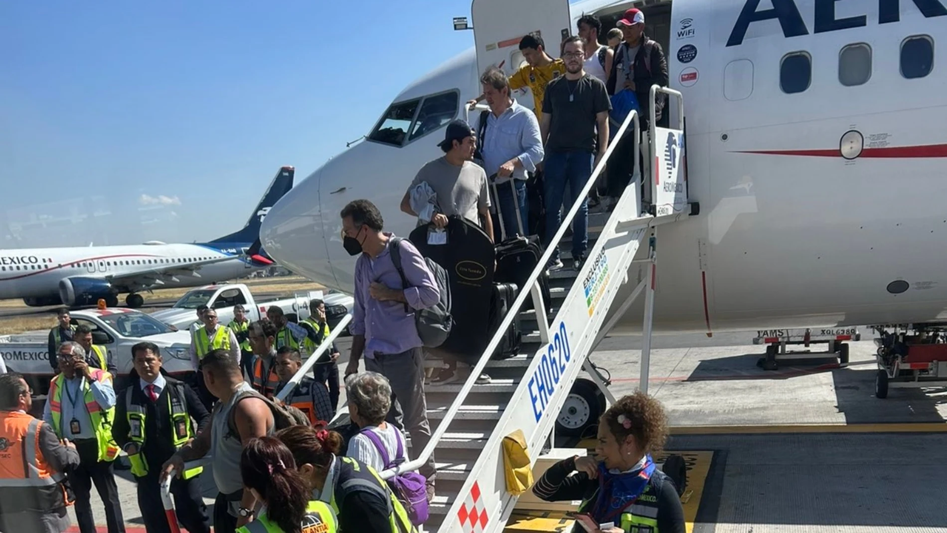 Los pasajeros desembarcando en el aeropuerto de Ciudad de México
