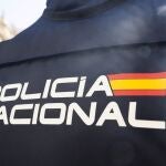 En la imagen, un agente de la Policía Nacional