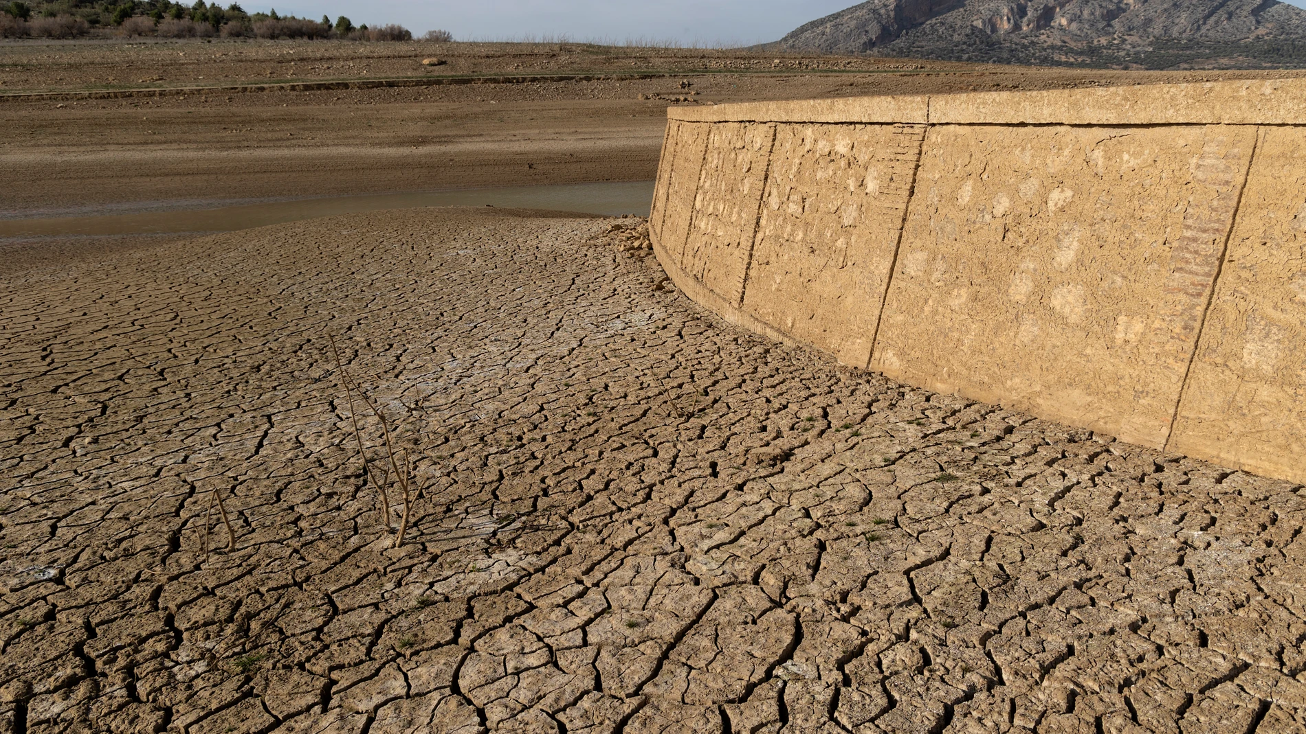 ARDALES (MÁLAGA), 29/01/2024.- Vista de los restos de un antiguo puente en el embalse de Guadalteba que han emergido al bajar drásticamente el nivel debido a la falta de lluvias. El Consejo de Gobierno de la Junta de Andalucía ha dado luz verde hoy lunes al cuarto Decreto de Sequía de la comunidad que, dotado con 217,8 millones de euros. EFE/ Daniel Pérez