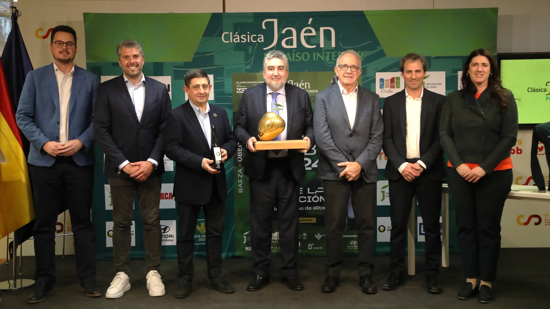 Foto de familia tras la presentación en el CSD de la Clásica Jaén Paraíso Interior de 2024 ÁLVARO GARCÍA HERRERO 29/01/2024