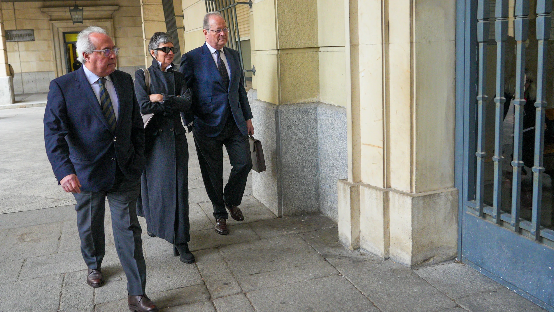 La secretaría de Gestión Económica de UGT-A, María Charpín (C) a su llegada al juicio, a 29 de enero de 2024 en Sevilla, Andalucía (España). En la Audiencia de Sevilla, ha dado inicio el juicio contra la antigua cúpula de UGT-Andalucía, acusada de un presunto delito continuado de fraude de subvenciones valorado en más de 40 millones de euros.29 ENERO 2024Francisco J. Olmo / Europa Press29/01/2024