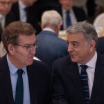 Feijóo presenta al presidente del PP del País Vasco, Javier de Andrés Guerra, en un desayuno informativo 