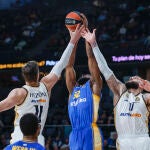 Hezonja y Poirier tratan de atrapar un rebote ante Nebo