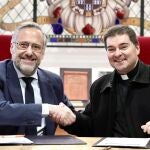 El presidente de las Cortes de Castilla y León, Carlos Pollán, el abad de la Basílica de San Isidoro, Luis García, firman un convenio de colaboración entre ambas entidades