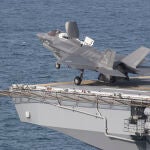 Un F-35B despegando del buque de la US Navy USS America