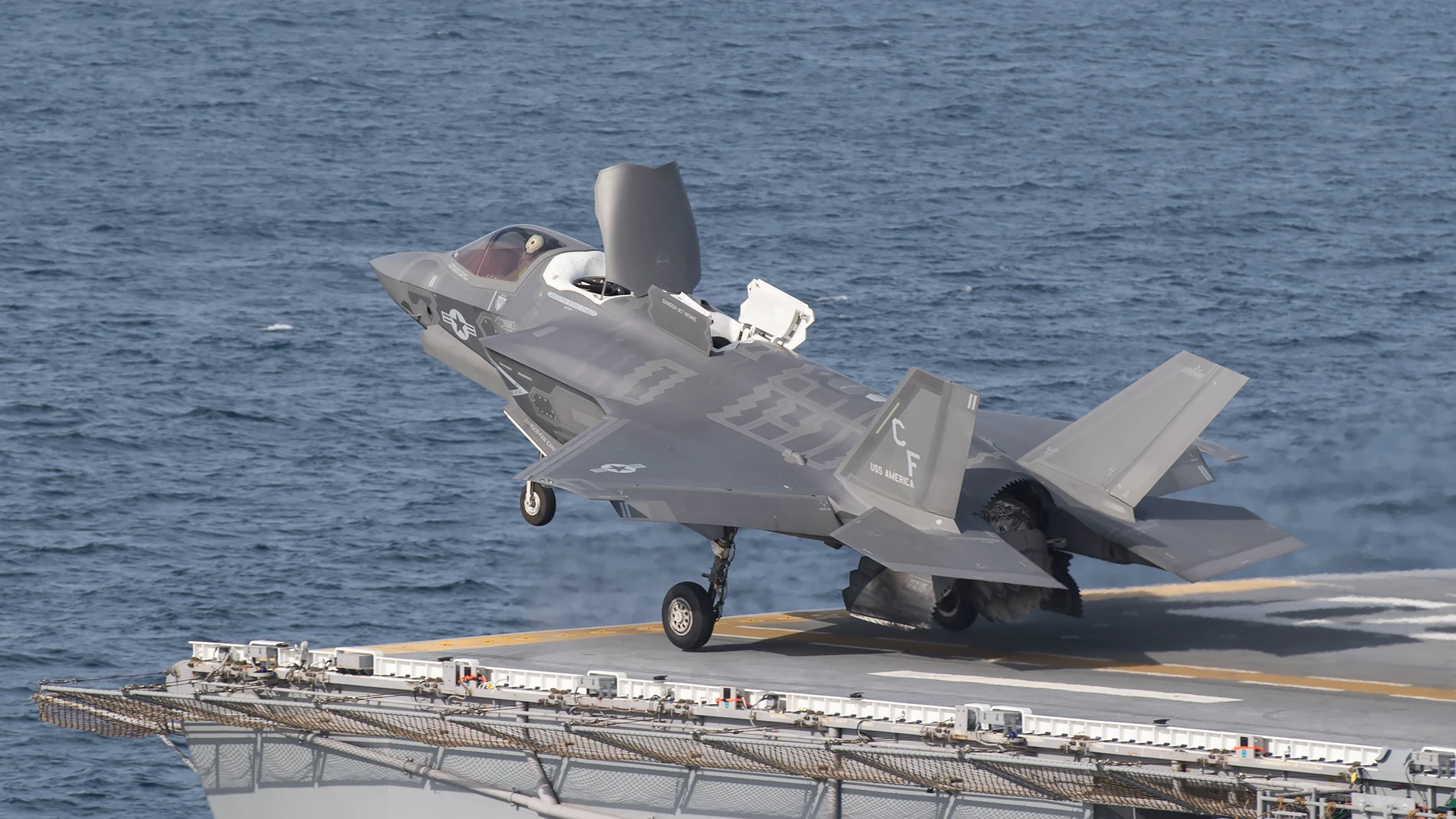 Un F-35B despegando del buque de la US Navy USS America
