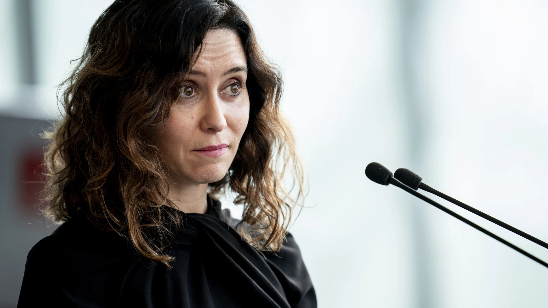 Ayuso quisiera "el mismo interés" del Gobierno con sus socios que con el "hacinamiento de inmigrantes en Barajas"