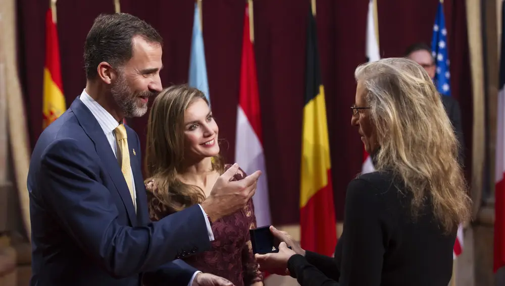 Annie Leibovitz junto a los Príncipes de Asturias durante la Audiencia a los Galardonados con los Premios Príncipe de Asturias 2013.