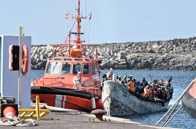 Salvamento Marítimo ha acompañado hasta el puerto de La Restinga, en El Hierro, a un cayuco con 162 personas de origen subsahariano a bordo, 18 de ellos menores y tres mujeres. 