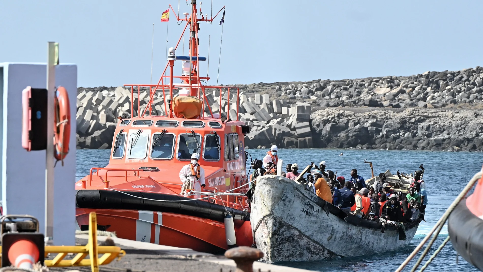 Salvamento Marítimo ha acompañado hasta el puerto de La Restinga, en El Hierro, a un cayuco con 162 personas de origen subsahariano a bordo, 18 de ellos menores y tres mujeres.