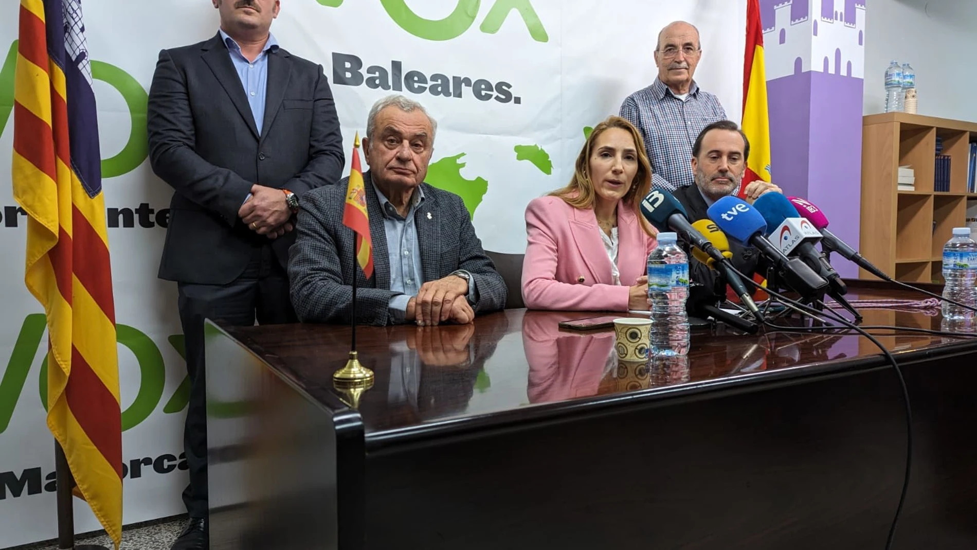 La presidenta de Vox Baleares, Patricia de las Heras, junto al vicepresidente de la formación, Fulgencio Coll, el presidente del Parlament, Gabriel Le Senne, y otros cargos del partido, en rueda de prensa. ISAAC BUJ-EUROPA PRESS 30/01/2024