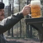 El vídeo con el que Alemania demostró la estabilidad avanzada del tanque Leopard 2 usando cerveza.