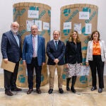 De izquierda a derecha: Gaspar Barreras, Director General de Papelera de Brandia, Carlos Moro, Presidente de Bodegas Familiares Matarromera, Antonio Casal, Director de Desarrollo de Negocio de Celulosa de Ence, Eva Navascués, Directora de I+D+i de Pago de Carraovejas y Esperanza Castro, Consejera de Bodegas Matarromera