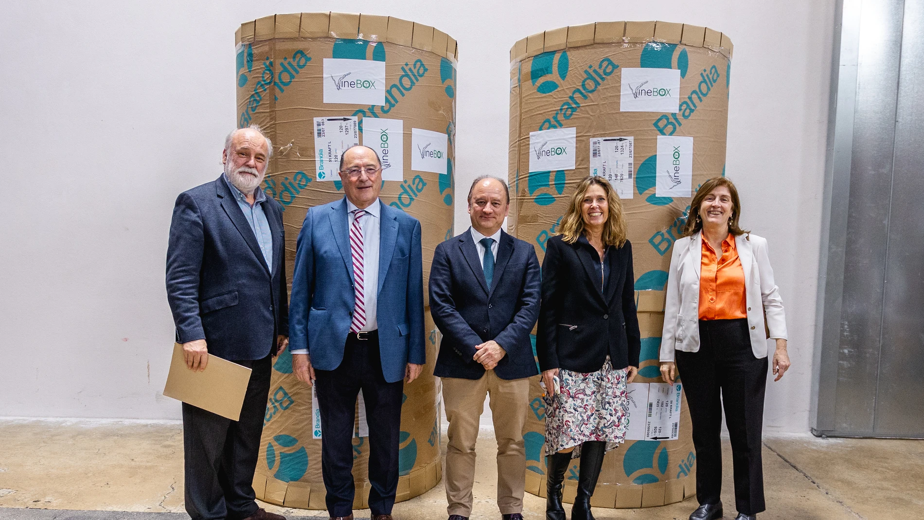 De izquierda a derecha: Gaspar Barreras, Director General de Papelera de Brandia, Carlos Moro, Presidente de Bodegas Familiares Matarromera, Antonio Casal, Director de Desarrollo de Negocio de Celulosa de Ence, Eva Navascués, Directora de I+D+i de Pago de Carraovejas y Esperanza Castro, Consejera de Bodegas Matarromera