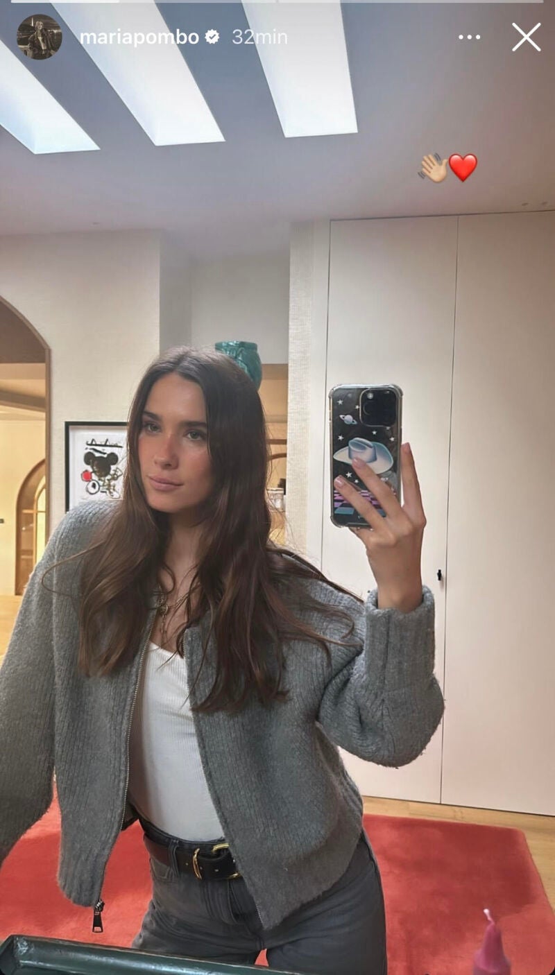 María Pombo con chaqueta gris.