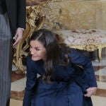 La Reina Letizia sufre un percance de estilo en pleno besamanos