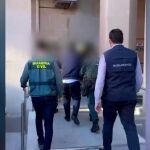 Agentes de la Guardia Civil detiene a un conducen al detenido