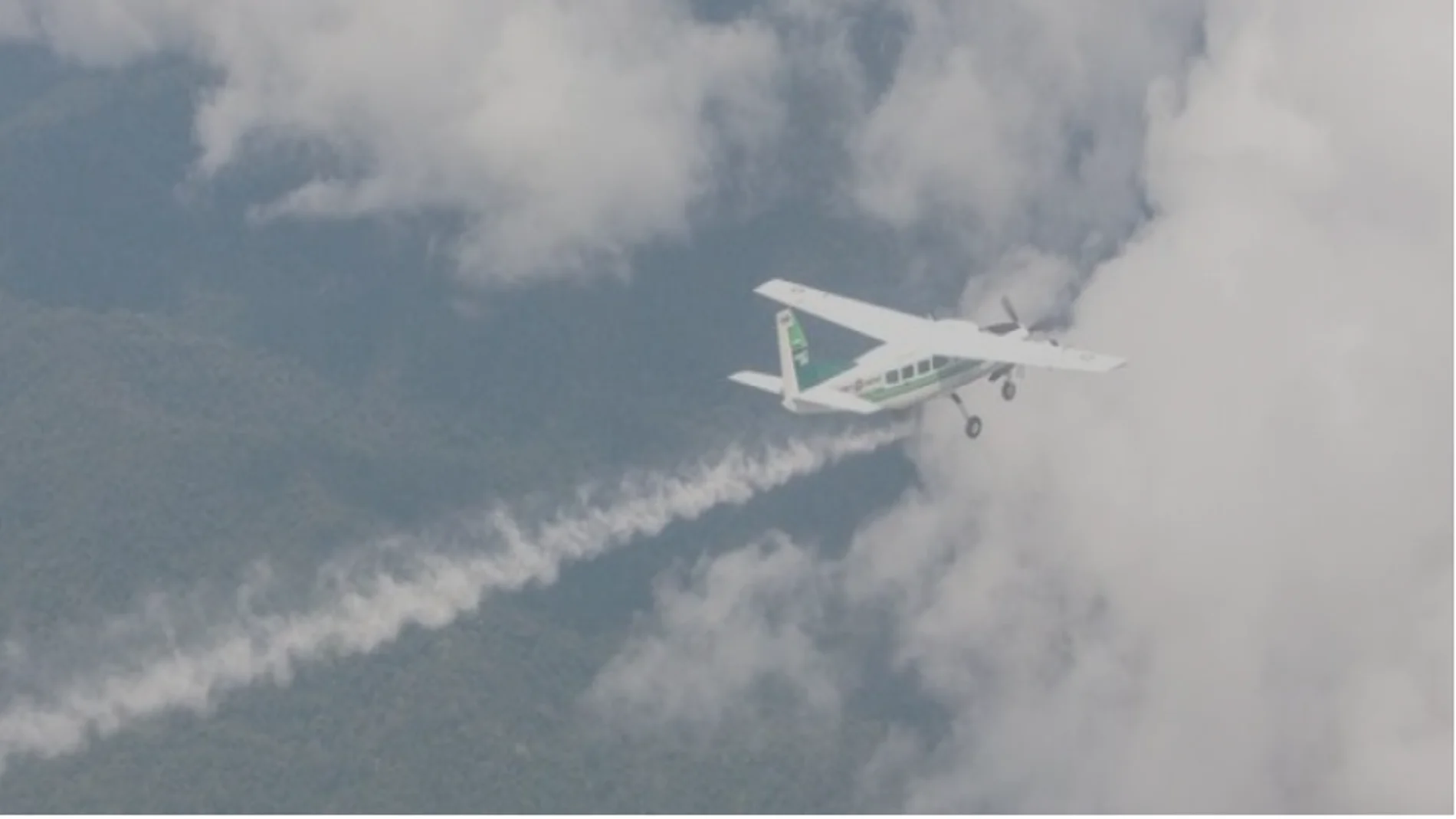 Avioneeta utilizada para crear nubes
