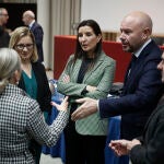 La comisión mixta Consell-Corts sobre la reforma de la financiación autonómica se reúne por primera vez esta legislatura, para tratar el informe de la comisión de expertos sobre el Fondo de nivelación transitorio y los objetivos ante el próximo Consejo de Política Fiscal y Financiera. En la imagen la consellera de Hacienda, Ruth Merino (centro), conversa con los miembros de la comisión al comienzo de la reunión