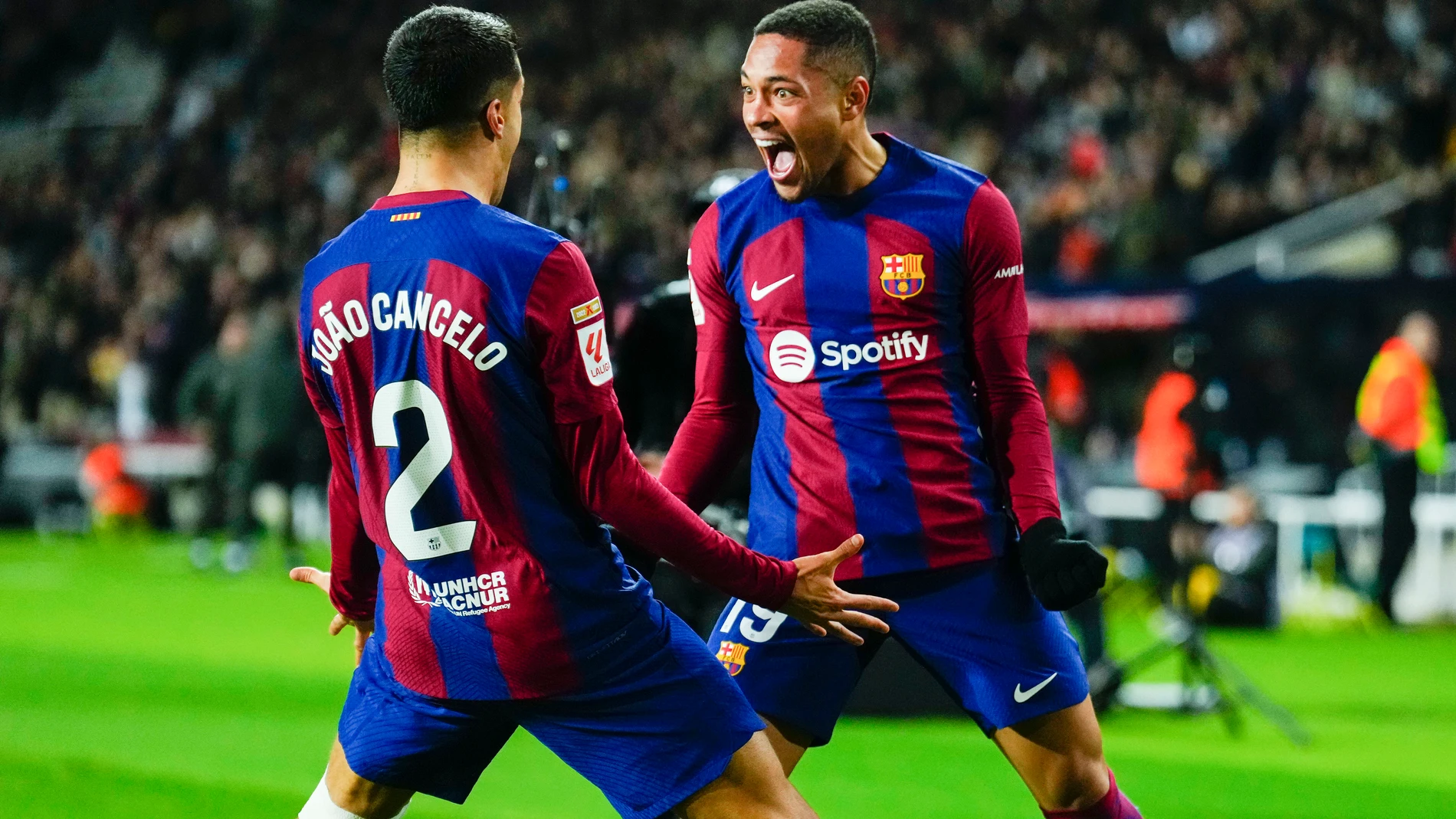 BARCELONA, 31/01/2024.- El delantero brasileño del Barcelona Vitor Roque (d) celebra su gol durante el partido de la jornada 20 de LaLiga EA Sports entre FC Barcelona y CA Osasuna, este miércoles en el Estadi Olímpic Lluís Companys en Barcelona. EFE/ Enric Fontcuberta