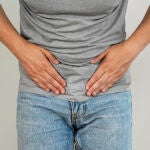 Hombre con dolor abdominal