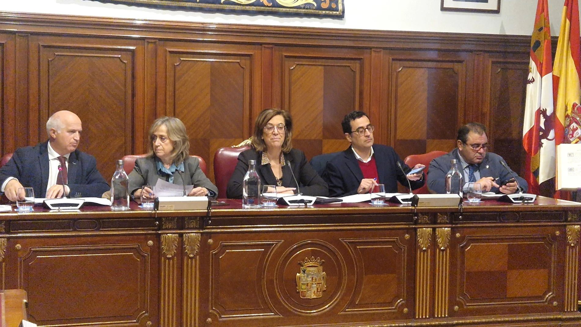 Ángeles Armisén preside un pleno de la Diputación de Palencia