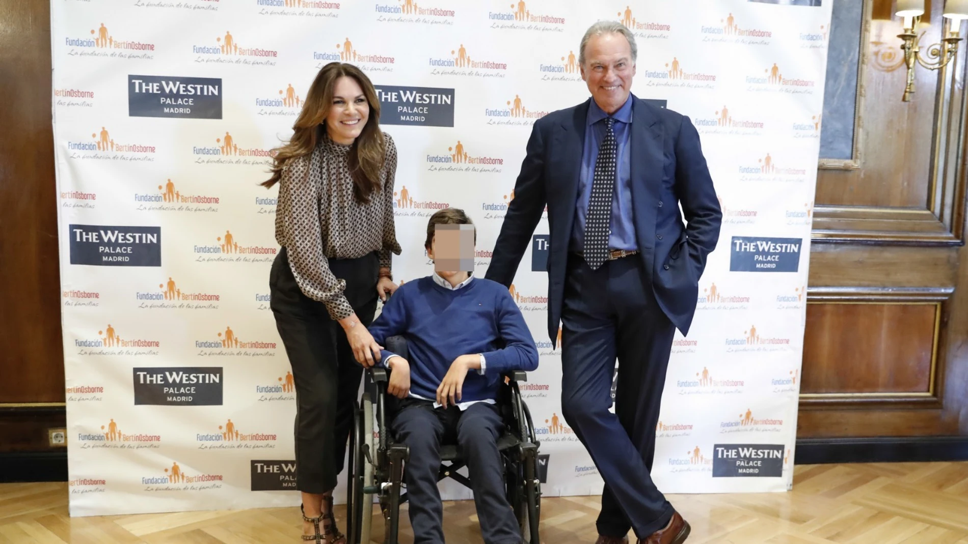 Fabiola Martínez y Bertín Osborne con su hijo Kike