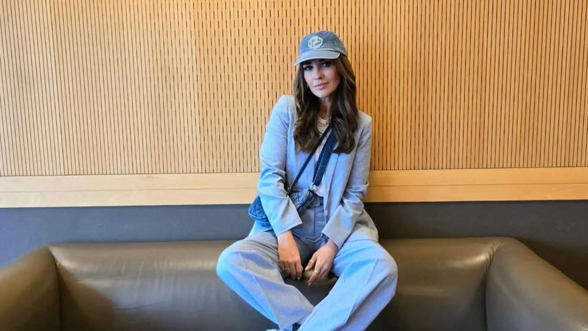 Paula Echevarría con traje azul.