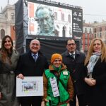 El alcalde Jesús Julio Carnero y el delegado de la ONCE, Ismael Pérez, presentan el cupón junto a la concejala Blanca Jiménez, Araceli Heras, y un vendedor vallisoletano