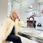 Carmen Lomana y su look para ir de compras.