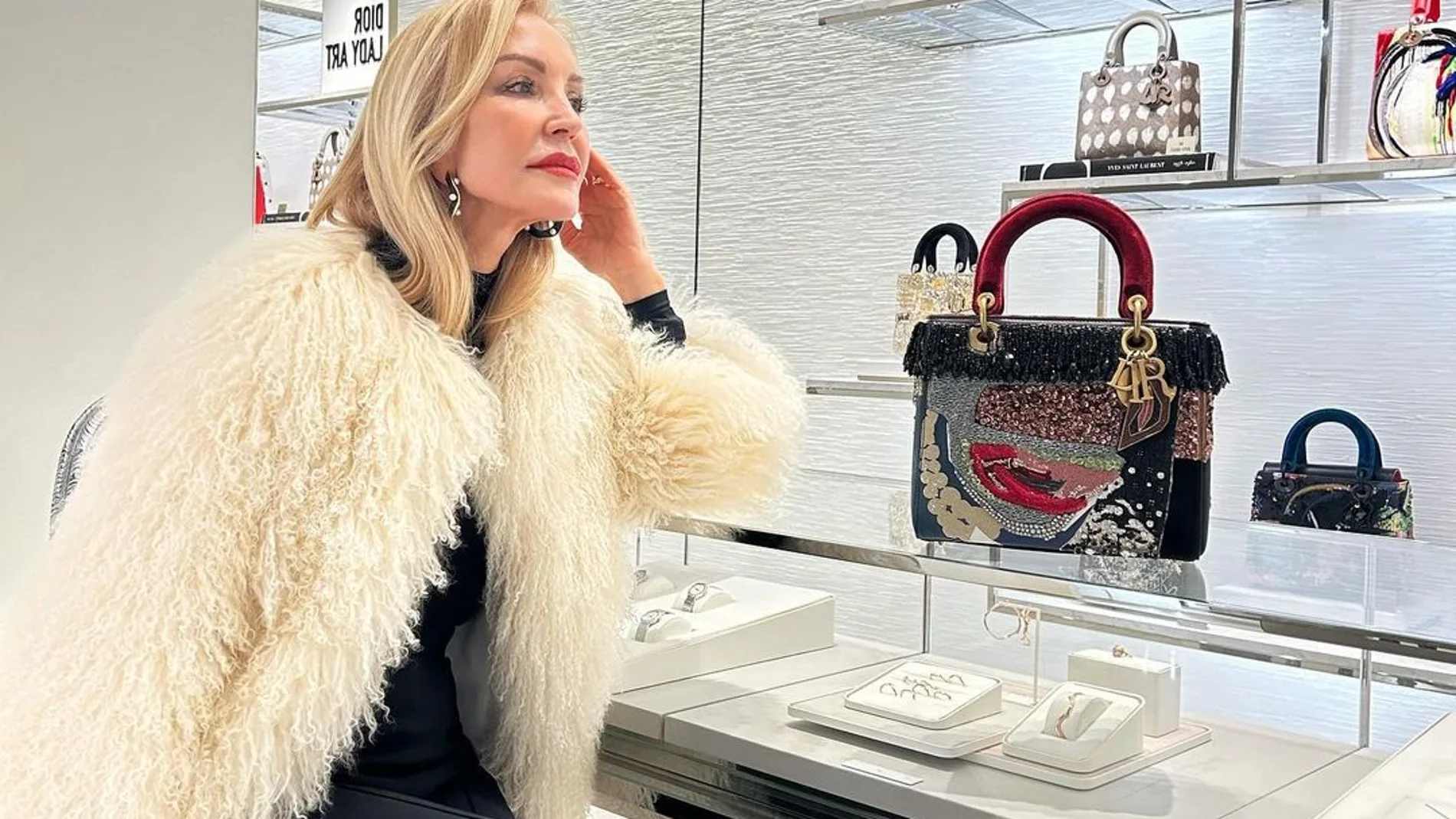 Carmen Lomana y su look para ir de compras.