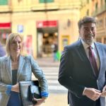 La consellera de Medio Ambiente, Agua, Infraestructuras y Territorio, Salomé Pradas, y el alcalde de Alicante, Luis Barcala, hoy en el Ayuntamiento de la ciudad.