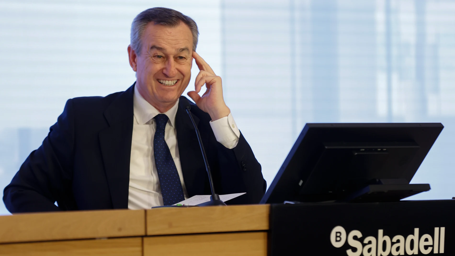 GRAFCAT9077. BARCELONA, 01/02/2024.- El consejero delegado de Banco Sabadell, César González-Bueno, durante la rueda de prensa de presentación de los resultados del ejercicio 2023, que el Banco Sabadell cerró con unas ganancias de 1.332 millones de euros, un 55,1 % más que en 2022, impulsado por factores como la subida de tipos, un resultado que supone el mejor en la historia de la entidad. EFE/Toni Albir