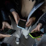 Cataluña aprueba la prohibición del móvil en las aulas de colegios e institutos
