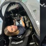 Cris Lazarraga a los mandos de una de las lanchas eléctricas con las compiten en la E1 Series y posando como piloto del Team Nadal