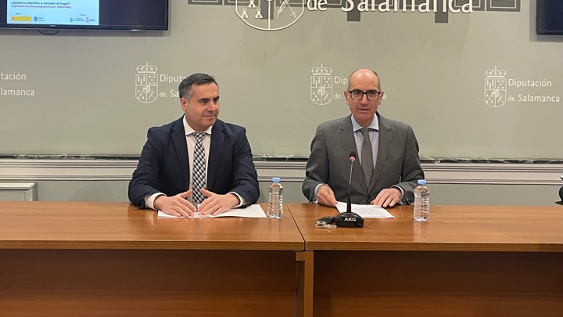 El presidente de la Diputación de Salamanca, Javier Iglesias, presenta los proyectos junto al diputado Antonio Agustín Labrador