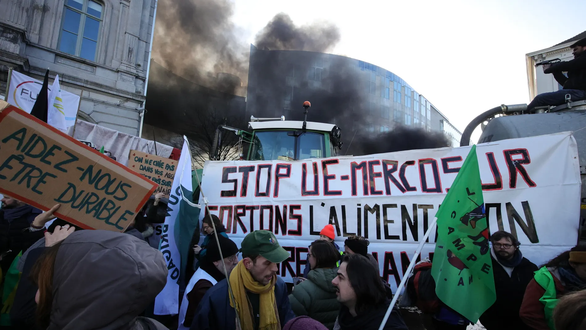 Brussels (Belgium), 01/02/2024.- Farmers hold placards and banners during a protest in front of the European Parliament on the sidelines of a EU summit in Brussels, Belgium, 01 February 2024. Several hundred tractors are expected to converge on Brussels on the sidelines of a European leaders' summit on 01 February, the Walloon Federation of Agriculture (FWA) announced. Farmers are protesting to highlight their declining incomes, overly complex legislation and administrative overload. The disc...