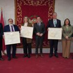 El presidente de la Diputación de Valladolid, Conrado Íscar, la consejera María González Corral y el alcalde Roberto Díez, junto a los nuevos alcaides