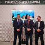 El presidente de la Diputación de Zamora, Javier Faúndez Domínguez, y el presidente de la Sayagua, José Ignacio Isidro Isidro, acompañados por el diputado de Obras, Manuel Martín Pérez, presentan el proyecto