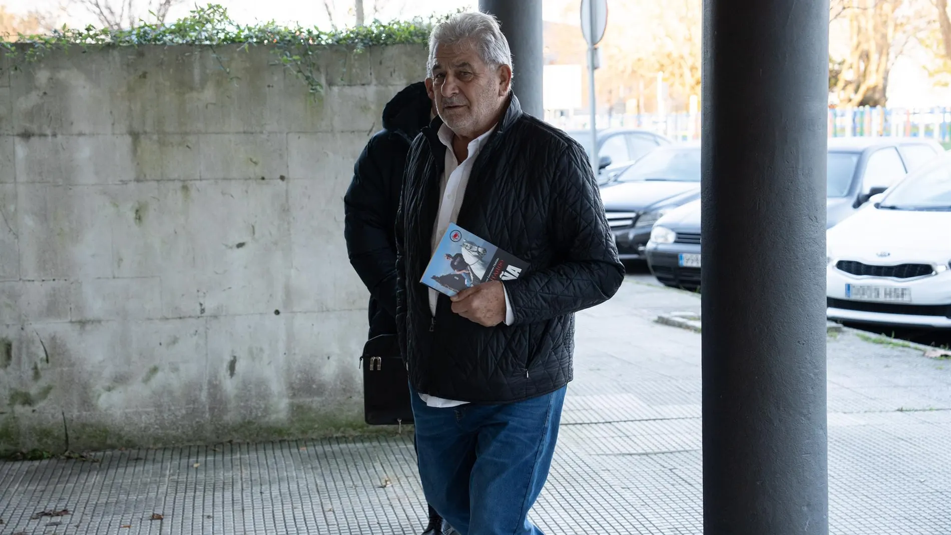 Laureano Oubiña con un ejemplar de Fariña.