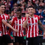 Iñaki Williams acude a felicitar a Yuri