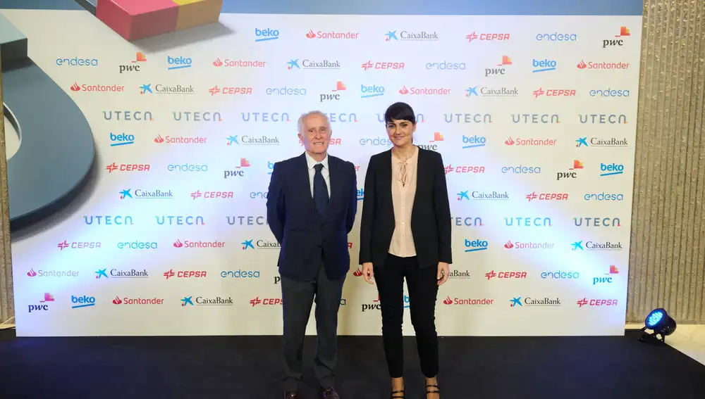 Eduardo Olano EDUARDO OLANO con la secretaria de estado de Telecomunicaciones, María González Veracruzracruz