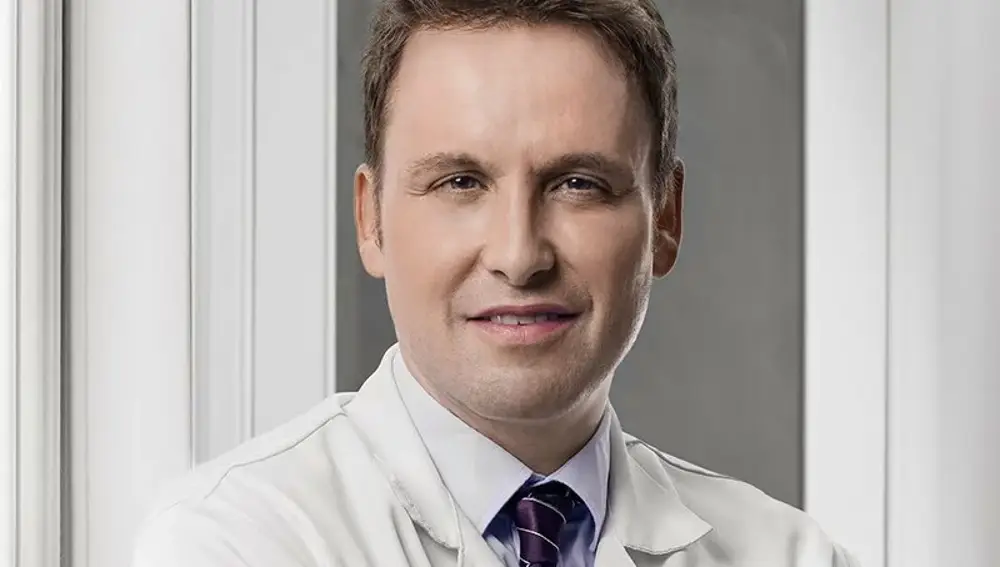 El doctor Iñigo de Felipe es experto, entre otros tratamientos, en tricología