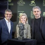La directora territorial de Caixabank, Belén Martín, junto a Ferran Centelles y Marcel Barrena