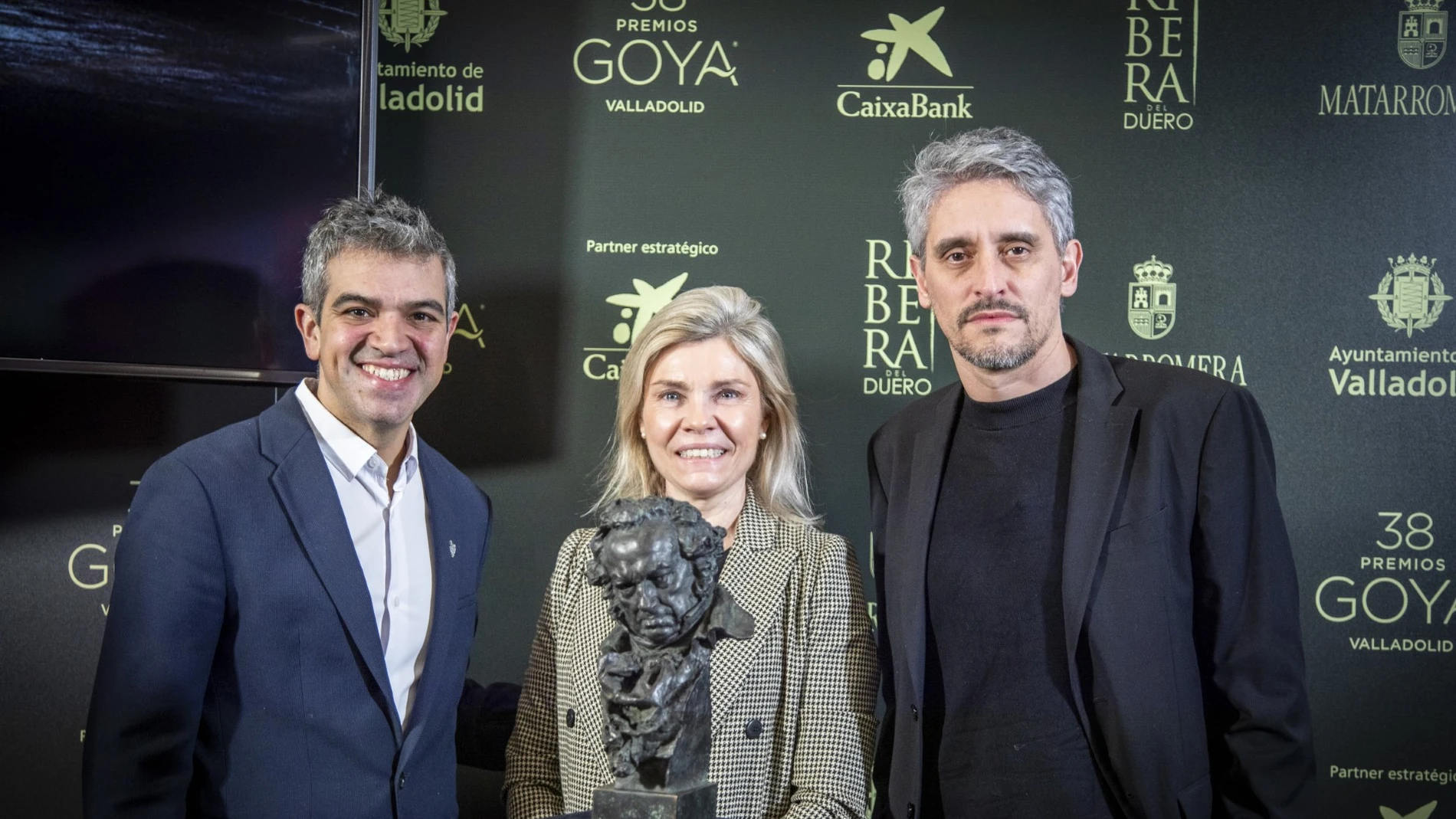 La directora territorial de Caixabank, Belén Martín, junto a Ferran Centelles y Marcel Barrena