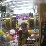 El menor Ethan dentro de una máquina de peluches